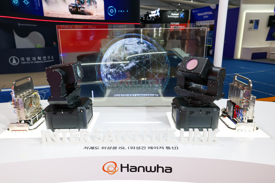 한화시스템이 이달 초 육·해·공 3군 본부가 있는 충남 계룡대에서 열린 KADEX 2024에서 전시한 ‘저궤도 위성용 ISL’ 실물 장비.<한화시스템>