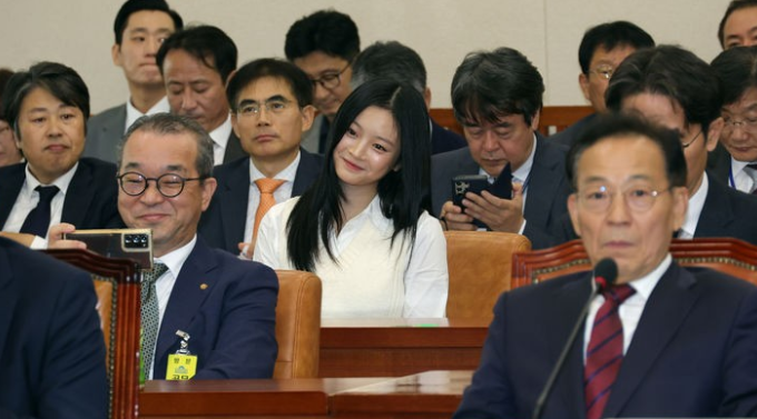 중대재해 관련 증인으로 출석한 정인섭 한화오션 대외협력실장 사장이 15일 오후 서울 여의도 국회 환경노동위원회에서 열린 경제사회노동위원회 등에 대한 국정감사에서 걸그룹 뉴진스 멤버 하니와 셀카를 찍고 있다.<뉴시스>