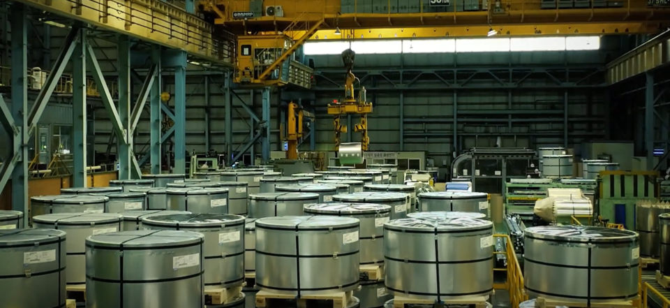 KG스틸 공장 내 석도강판이 포장돼 적재된 모습.<KG스틸>