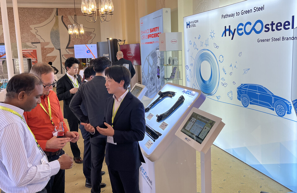 현대제철 연구원이 독일 ECB(Euro Car Body)에 참석한 글로벌 고객사들에게 탄소저감 자동차강판 제품을 설명하고 있다.<현대제철>