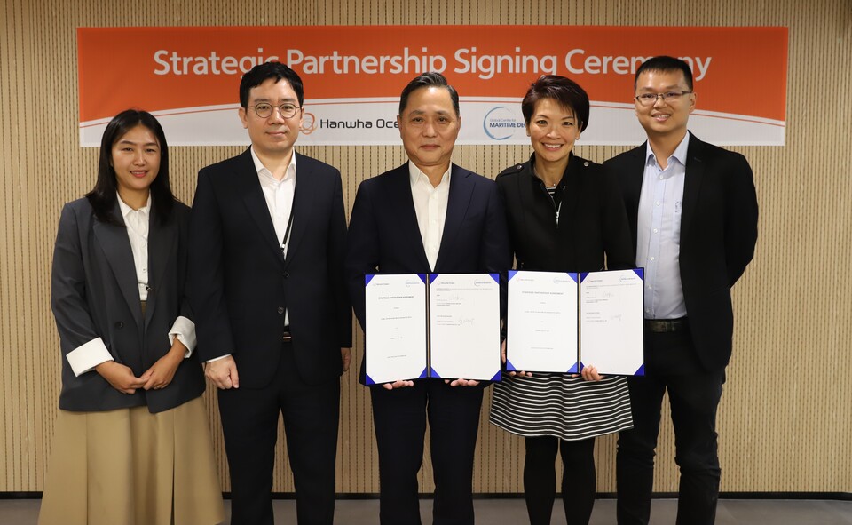 한화오션 제품전략기술원장 손영창 부사장(왼쪽에서 세 번째), 글로벌 해양 탈탄소화 센터 린 루 CEO(왼쪽에서 네 번째) 등 양사 관계자가 전략적 파트너십 체결식을 마친 뒤 기념 촬영을 하고 있다.