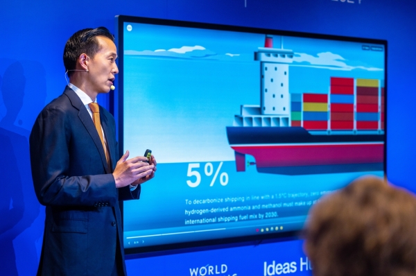 김동관 한화그룹 부회장이 지난 1월 17일 스위스에서 열린 다보스포럼에서 한화오션이 개발 중인 무탄소 추진 가스운반선을 소개하고 있다. <한화>