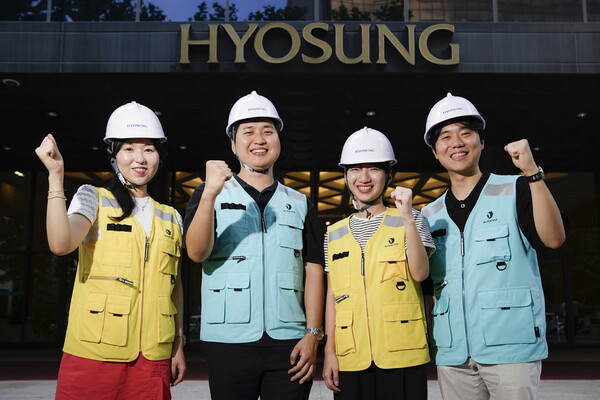 효성 직원들이 협력사에게 지원할 안전조끼를 착용하고 사진을 촬영하고 있다.<효성>