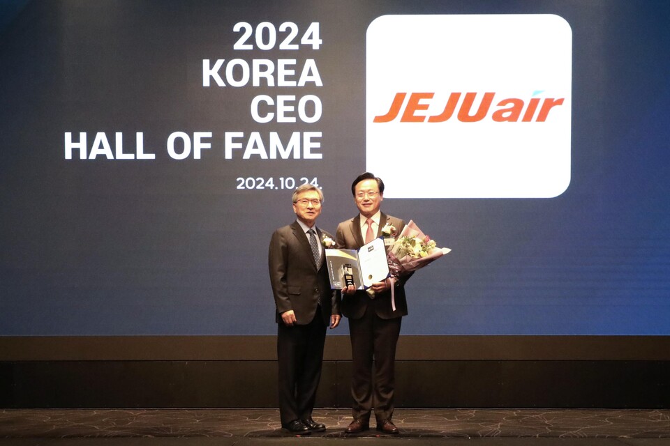 김이배 제주항공 대표이사(사진 오른쪽)가 24일 오전 산업정책연구원 주최 ‘2024 대한민국 CEO 명예의 전당’ 항공부문 대상을 수상하고 있다.<제주항공>