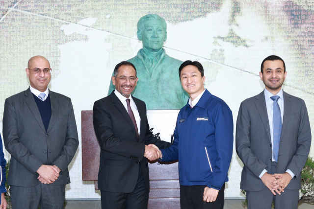 정기선(왼쪽 세 번째) HD현대 부회장이 지난해 12월 13일 울산HD현대중공업을 방문한 사우디아라비아 반다르 이브라힘 알코라이예프 산업광물자원부 장관과 만나 기념촬영을 하고 있다.<HD현대>