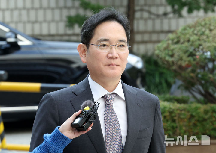 이재용 삼성전자 회장이 28일 오후 서울 서초구 서울고등법원에서 열린 '삼성 부당합병 의혹' 항소심 3차공판에 출석하고 있다. <뉴시스>