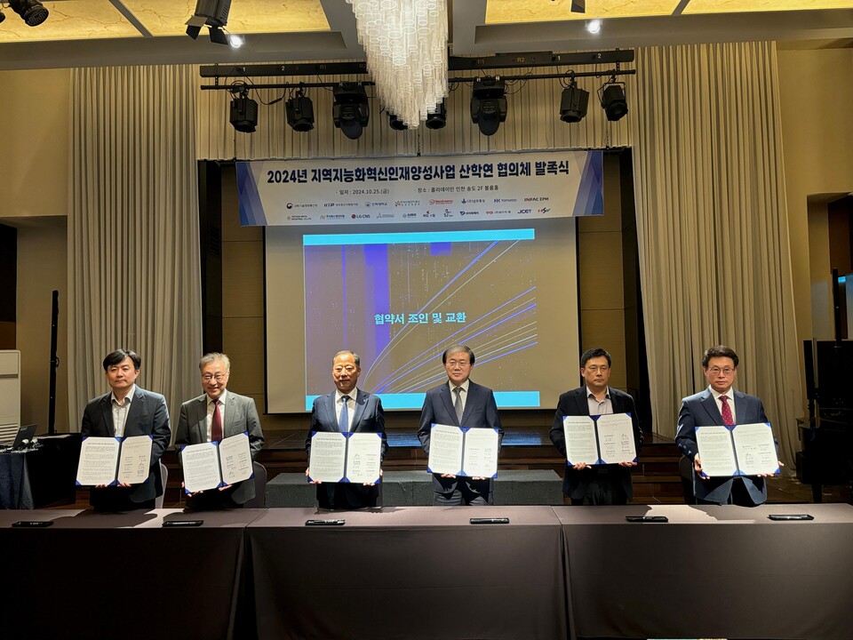 박성희 KG스틸 대표(왼쪽 세번째)가 지난달 25일 지역지능화혁신인재양성사업 산학연 협의체 발족식에서 협약서 서명 후 사진 촬영에 임하고 있다.<KG스틸>