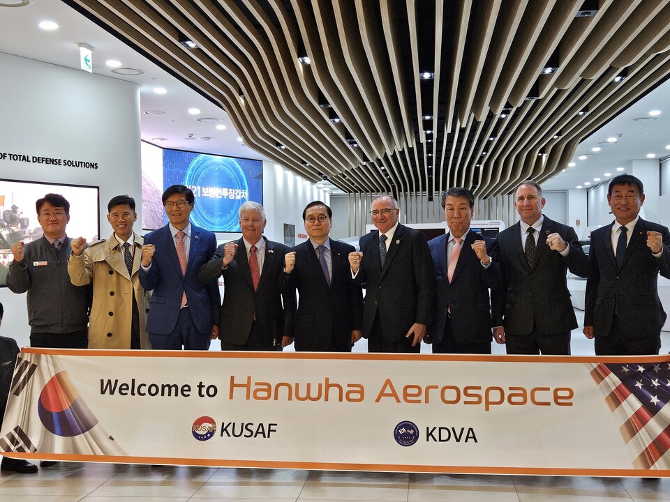 지난 1일 한화에어로스페이스 경남 창원3사업장을 방문한 전 한미연합사령관들과 신현우 한화에어로스페이스 사장(왼쪽 다섯번째), 임호영 한미동맹재단 회장(왼쪽 일곱번째)이 함께 기념 촬영을 하고 있다.<한화에어로스페이스>