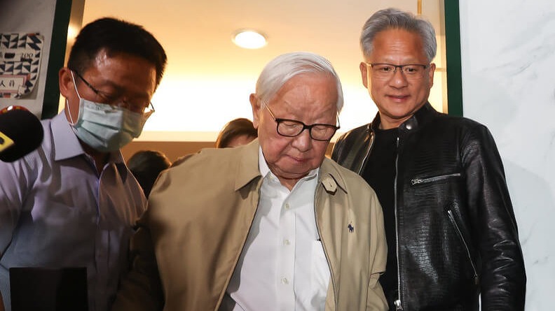 젠슨 황 엔비디아 CEO(오른쪽)와 모리스 창 TSMC 회장(가운데)이 지난 5월 타이베이의 ‘닝샤 야시장’을 함께 둘러보고 있다.<뉴시스>