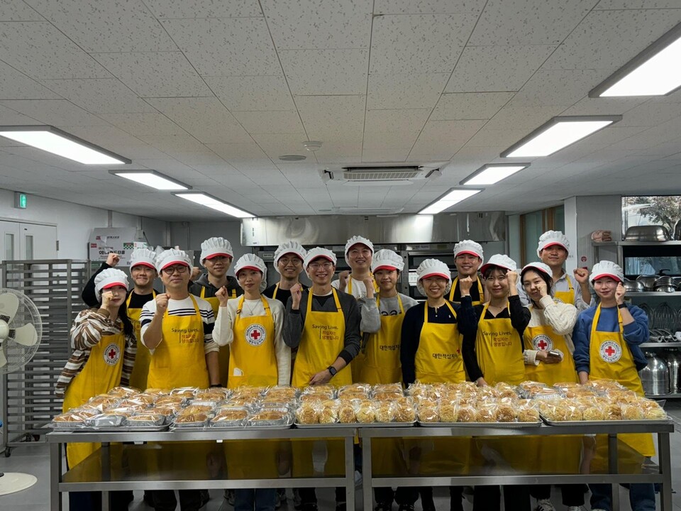 KG스틸 임직원들이 지난 6일 ‘사랑의 빵 나눔’ 봉사활동에 참여한 모습.<KG스틸>