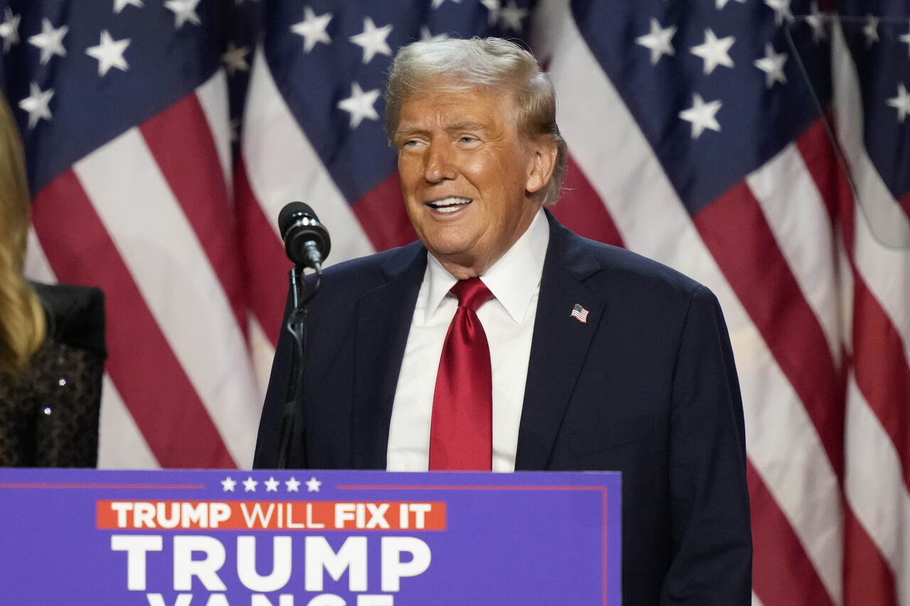 미국 공화당 대선 후보 도널드 트럼프 전 대통령이 지난 6일(현지시각) 플로리다주 웨스트팜비치 컨벤션 센터에서 대선 승리 연설을 하고 있다.<뉴시스>