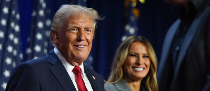 미국 공화당 대선 후보 도널드 트럼프 전 대통령이 지난 6일(현지시각) 플로리다주 웨스트팜비치 팜비치 컨벤션 센터에서 대선 승리 연설을 한 뒤 멜라니아 여사와 인사하고 있다.<뉴시스>