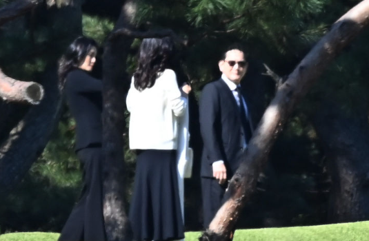 이재용(오른쪽) 삼성전자 회장이 지난 10월 25일 경기도 수원 선영에서 진행된 고(故) 이건희 삼성 선대회장의 4주기 추도식에서 오너가 일원들과 이동하고 있다.<뉴시스>