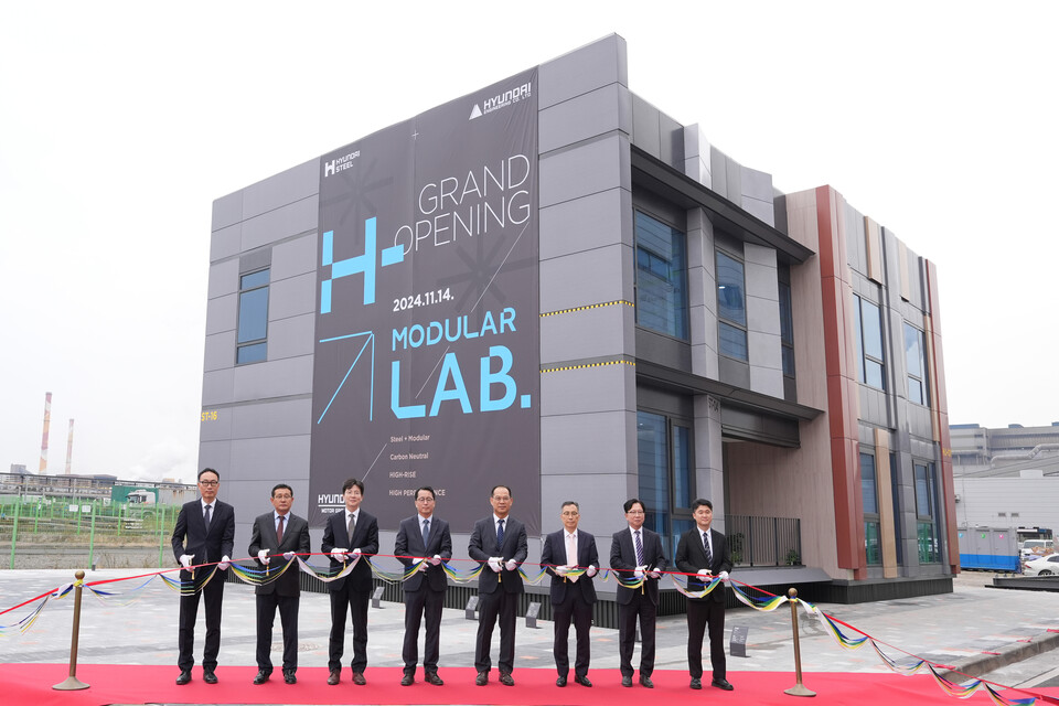 지난 14일 현대제철 당진제철소에서 진행된 ‘H-모듈러 랩‘ 기념식 참석자들이 커팅식을 진행하고 있다.