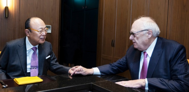 (김승연(왼쪽) 한화그룹 회장이 에드윈 퓰너 헤리티지재단 회장과 대화하고 있다.<한화>