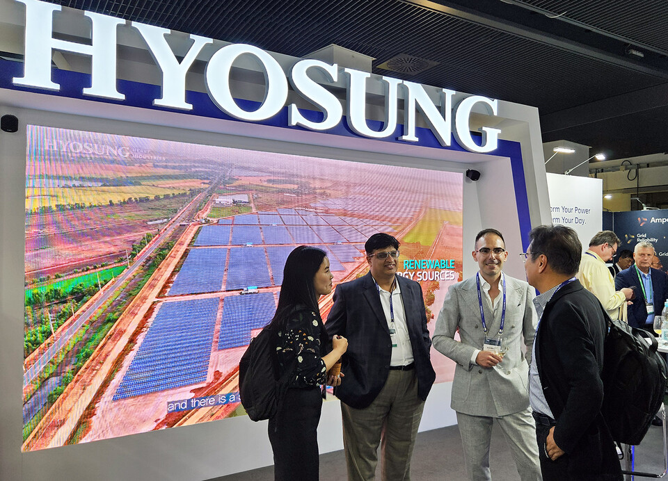 효성중공업 직원들이 CIGRE 2024 파리 전시회에서 고객들에게 효성의 차세대 전력기술을 소개하고 있다.<효성>