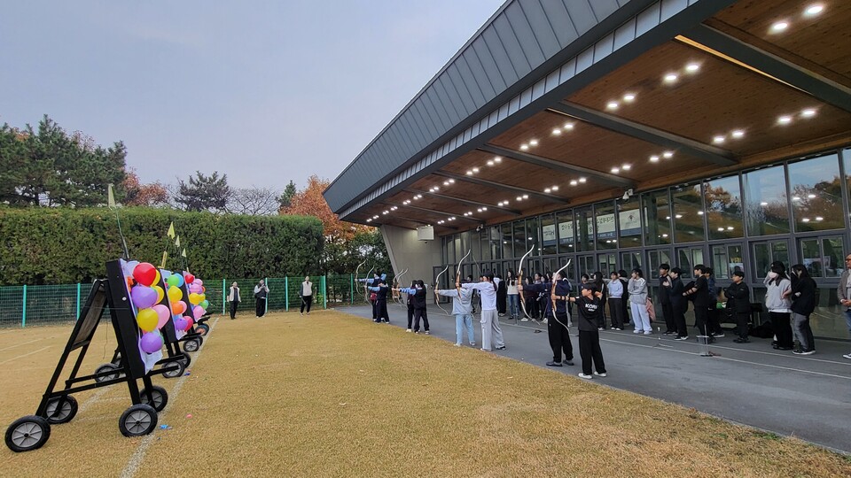 현대제철 양궁장 체험 행사에 참석한 학생들이 훈련용 활로 미니게임을 하고 있다.<현대제철>