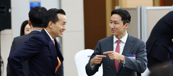 김동관 한화그룹 부회장(왼쪽)과 정기선 HD현대 수석부회장이 지난해 한 행사장에서 대화하고 있는 모습.<뉴시스>