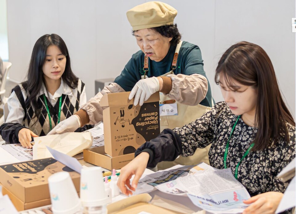 HD현대오일뱅크 임직원들이 ‘희망의 종이캔버스 만들기’ 캠페인에 참여해 종이캔버스를 제작하고 있다.<HD현대오일뱅크>