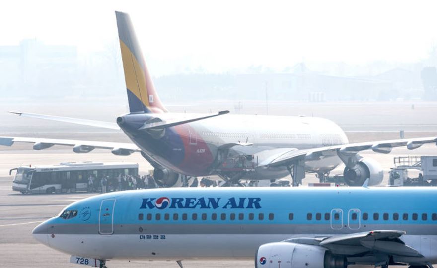 서울 강서구 김포국제공항 활주로에 대한항공, 아시아나항공 항공기가 오가고 있다.<뉴시스>