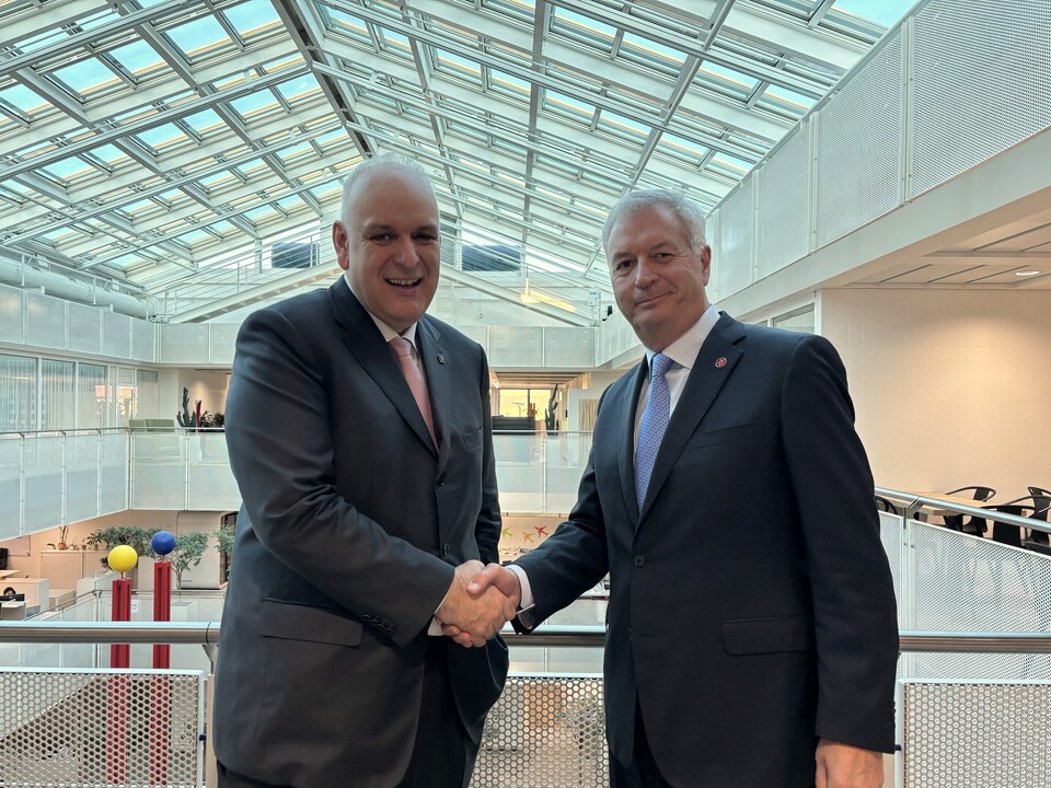 테오 파나지오툴리아스 스타얼라이언스 CEO(왼쪽), 마이클 루소 신임 의장.