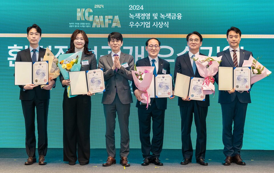 제주항공이 지난 10일 서울 켄싱턴호텔에서 열린 환경부 주최, 한국환경산업기술원 주관 ‘2024년 녹색경영 및 녹색금융 우수기업 시상식’에서 환경부장관상을 수상했다.<제주항공>