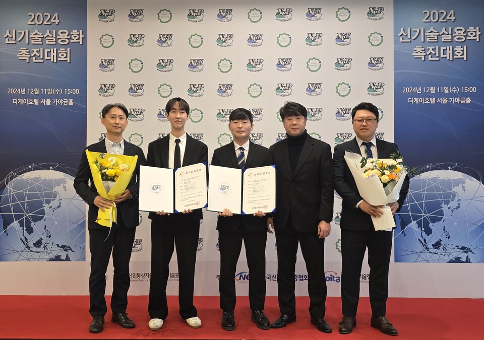 신규 열처리 기술을 개발한 현대제철, 현대차 직원들이 신기술인증을 받은 후 기념 촬영하고 있는 모습.<현대제철>