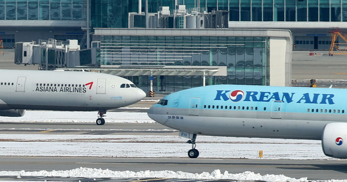 인천국제공항 활주로에서 대한항공, 아시아나항공 양사 항공기가 오가고 있다.<뉴시스>