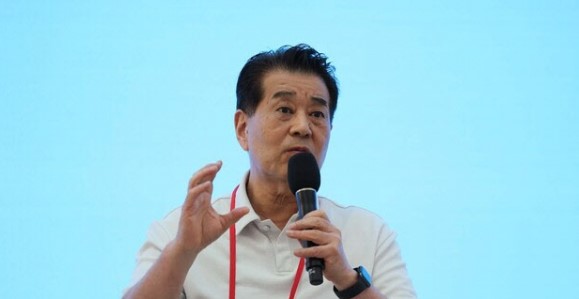 장인화 포스코그룹 회장이 지난 7월 1일 포항에서 열린 타운홀 미팅에서 직원들의 질문에 답하고 있다.<포스코>