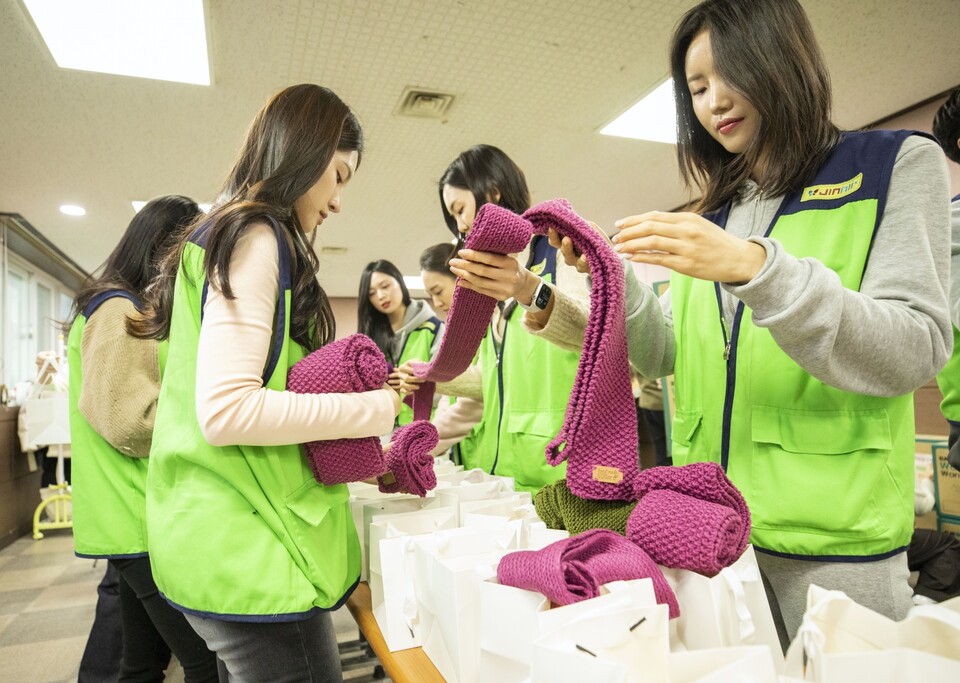 진에어가 지난 13일 방한용품 지원 봉사활동을 실시했다.