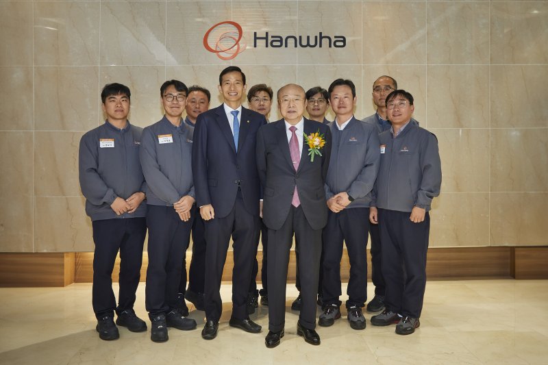 김승연 한화그룹 회장(앞줄 왼쪽 네번째)이 지난달 14일 김동관 한화그룹 부회장(앞줄 왼쪽 세번째)과 한화 보은사업장을 방문해 한화 글로벌, 한화에어로스페이스 직원들과 기념촬영을 하고 있다.<한화>
