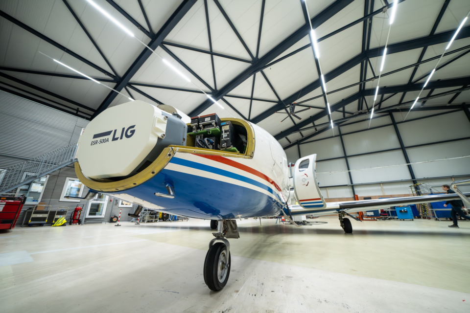 LIG넥스원이 네덜란드 왕립 항공우주센터(이하 NLR)와 협력해 FA-50용 공랭식 AESA 레이다, ‘ESR-500A’의 비행시험에 착수했다.<LIG넥스원>