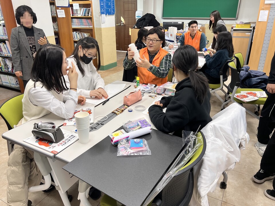 지난 19일 전남 여수 개도중학교에서 '우주항공 과학교실'에 참가한 한화에어로스페이스 임직원과 학생들이 지구 환경과 효율을 생각한 지속 가능한 항공우주선을 만들고 있는 모습.<한화에어로스페이스>