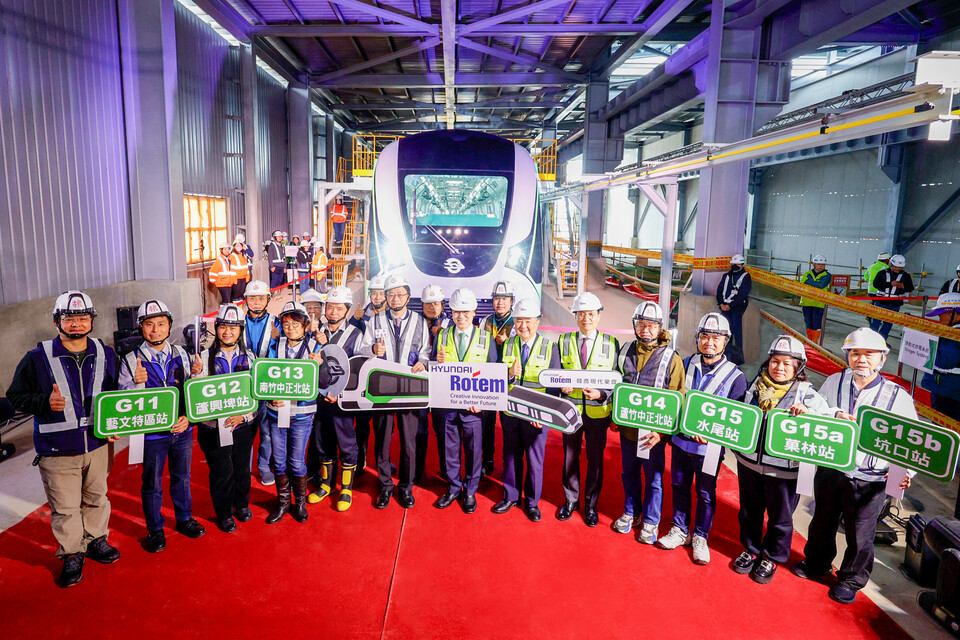 지난 26일 대만 타오위안시에서 열린 무인경전철 초도 편성 출고식에서 기념촬영을 하는 모습.