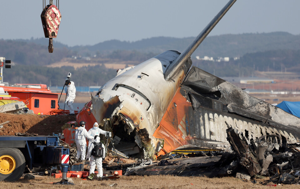 30일 전남 무안국제공항 제주항공 여객기 참사 현장에서 합동감식이 진행되고 있다.<뉴시스>