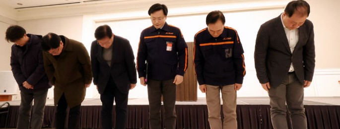 김이배(오른쪽 세번째) 제주항공 대표이사 사장을 비롯한 임직원이 지난 29일 오후 서울 강서구 메이필드호텔에서 진행한 '전남 무안공항 항공기 참사' 관련 브리핑에 앞서 고개숙여 사과하고 있다.<뉴시스>