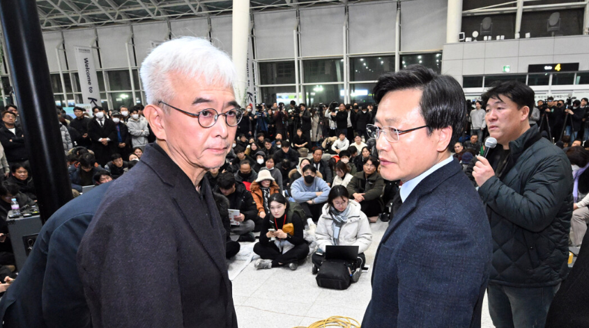 채형석(왼쪽) 애경그룹 총괄부회장, 김이배 제주항공 대표가 지난 29일 전남 무안국제공항 2층 유가족 대기실을 방문해 사과한 뒤 자리에서 떠나고 있다.<뉴시스>