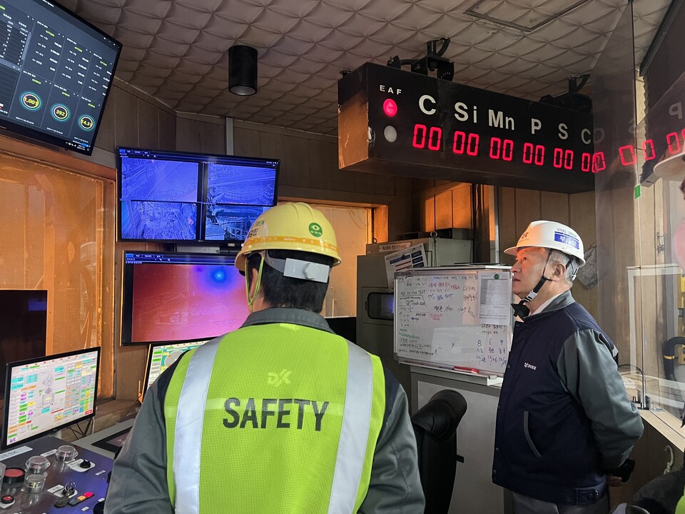 장세욱 동국홀딩스 부회장이 2일 동국제강 인천공장을 방문해 현장을 돌아보고 있다.<동국제강그룹>