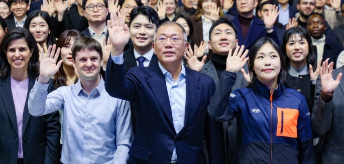 정의선(앞줄 가운데) 현대차그룹 회장이 지난 6일 경기 고양시 현대모터스튜디오 고양에서 열린 현대차그룹 신년회에서 직원들과 기념 촬영을 하고 있다.<현대차그룹>