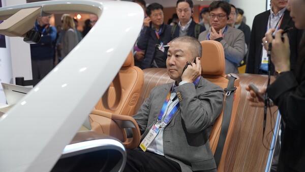 구자은 LS 회장이 9일(현지시각) 가전·정보기술(IT) 전시회 ‘CES 2025’가 열리는 미국 라스베이거스 센트럴홀 내 LG전자 전시관에서 AI 기반 콘셉트 차량에 탑승해 인캐빈 센싱 설루션을 체험하고 있다.<LS그룹>