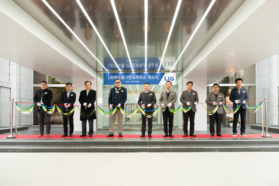지난 16일 'LIG넥스원 2판교하우스 개소식'에서 구본상 LIG 회장(좌측 다섯번째), 신익현 LIG넥스원 대표이사(좌측 여섯번째)를 비롯한 주요 참가자들이 테이프 커팅을 하고 있다.<LIG넥스원>
