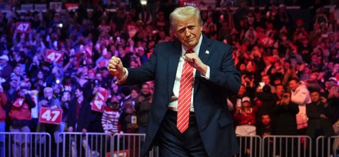 도널드 트럼프 미국 대통령 당선인이 지난 19일(현지 시간) 워싱턴에서 열린 대통령 취임식 전야 집회에서 춤을 추고 있다.<뉴시스>