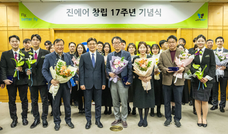 21일 열린 진에어 17주년 창립기념식에서 임직원들이 기념 촬영을 하고 있다.<진에어>