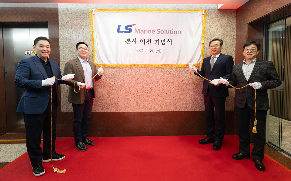 구본규(왼쪽 두번째) LS전선·LS마린솔루션 대표와 김병옥(왼쪽 세번째) LS마린솔루션 대표, 김형원(오른쪽 첫번째) LS전선 에너지·시공사업본부장, 이상호(왼쪽 첫번째) LS에코에너지 대표 등이 기념식에서 기념촬영을 하고 있다.
