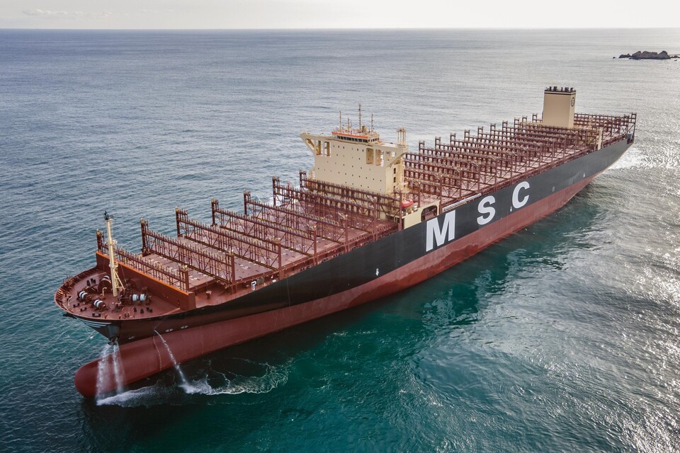 HD한국조선해양이 지난해 건조해 인도한 초대형 LNG 이중연료추진 컨테이너 운반선 시운전 모습.<HD한국조선해양>