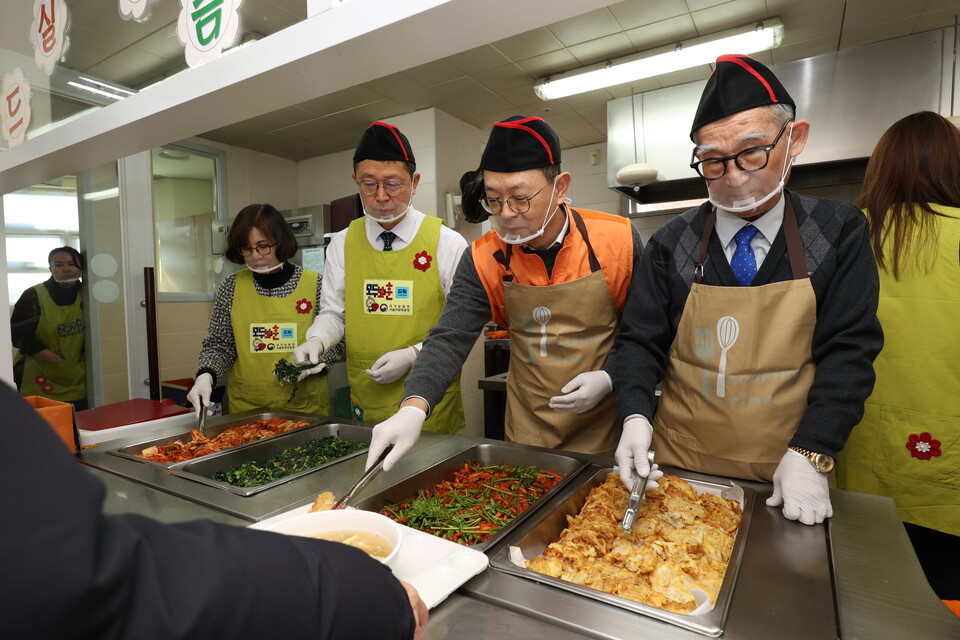 한화시스템과 서울지방보훈청 임직원들이 국가유공자 어르신들을 대상으로 설 명절을 맞아 음식 나눔의 시간을 가졌다.<한화시스템>