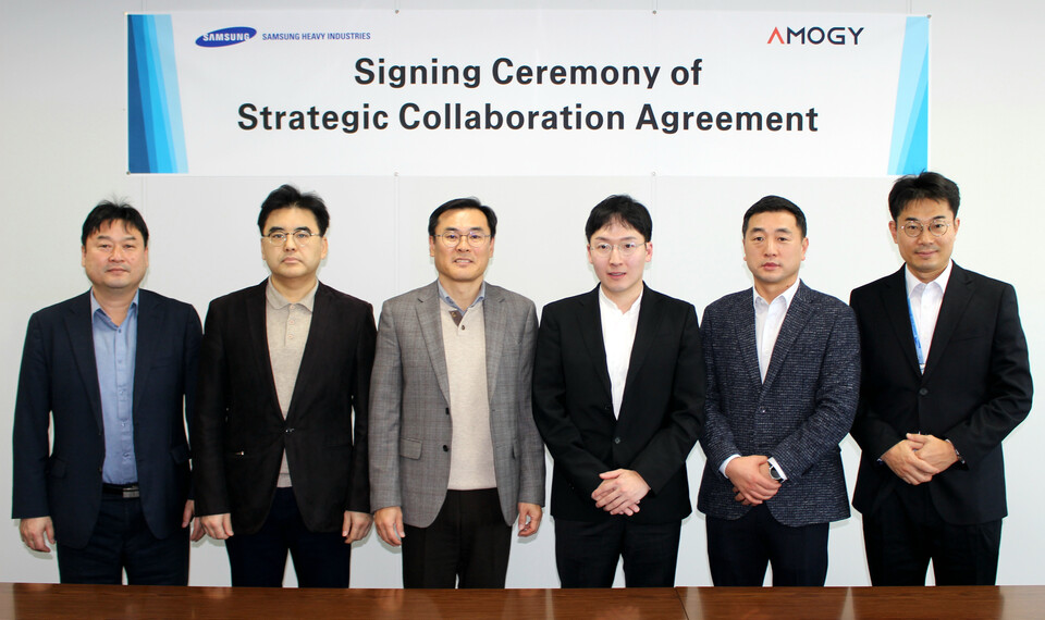 김경희(왼쪽 세번째) 삼성중공업 부사장과 우성훈(왼쪽 네번째) 아모지 대표이사 등 양사 관계자들이 SCA 체결 기념 촬영을 하고 있다.<삼성중공업>