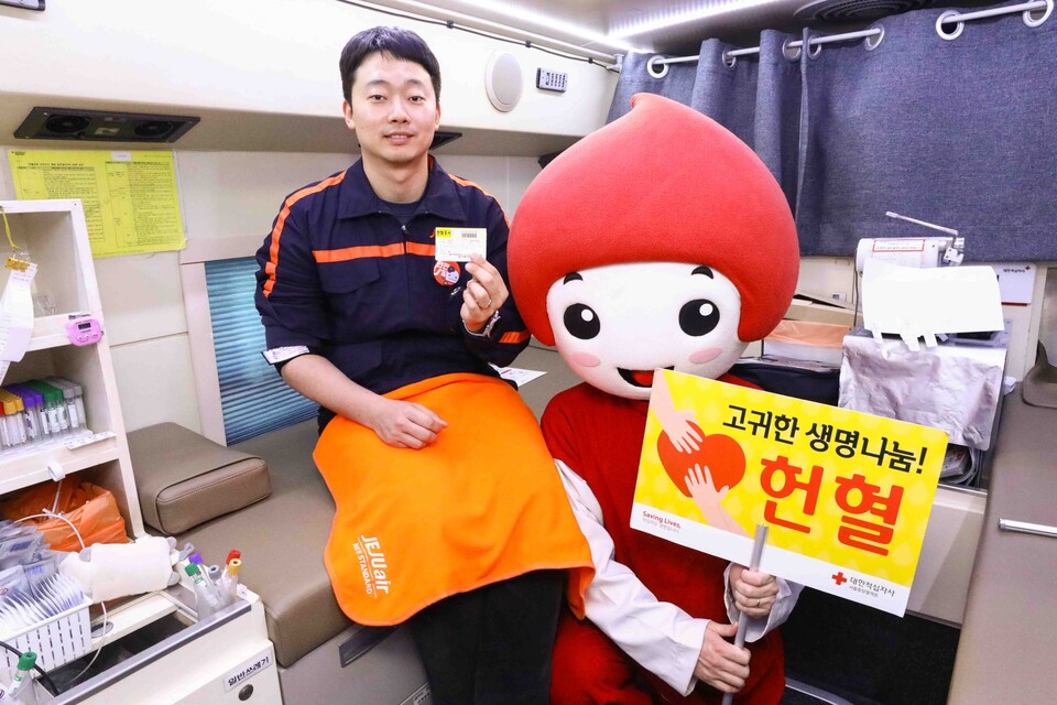 17일 서울시 강서구 항공지원센터 주차장에서 진행된 제주항공 임직원 헌혈 캠페인에 제주항공 임직원들이 참여하고 있다.<제주항공>