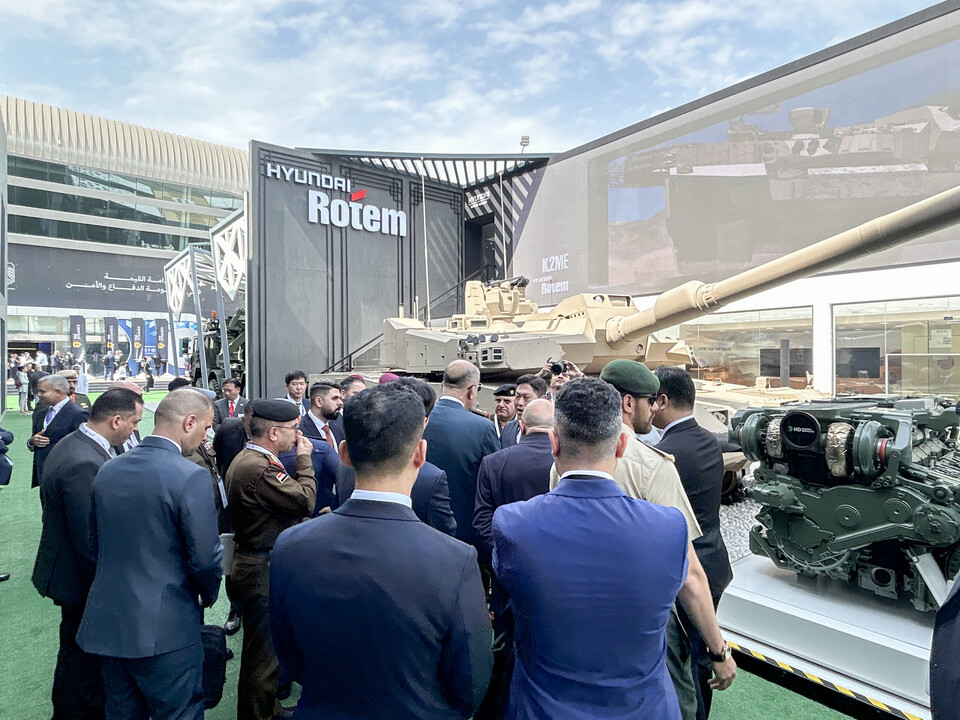 17일(현지시간) 아랍에미리트 아부다비에서 개막한 ‘IDEX 2025’에서 관람객들이 현대로템 전시관을 둘러보고 있다.<현대로템>