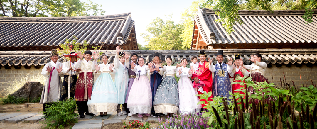 캄보디아 출신 외국인 근로자들이 JB금융그룹 지원을 받아 가족들을 한국으로 초청해 한국 전통 문화를 체험하고 있다.<전북은행>